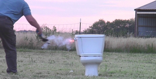 Взорвется ли унитаз, если в него налить бензин и поджечь