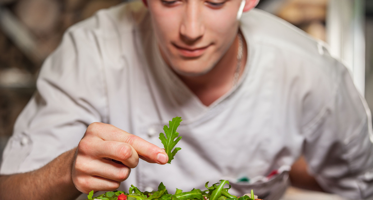 Как декорировать праздничный стол