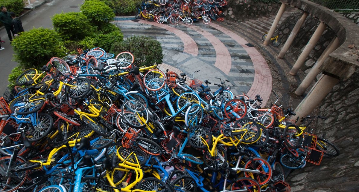 Велосипедные свалки, разбросанные по улицам Китая
