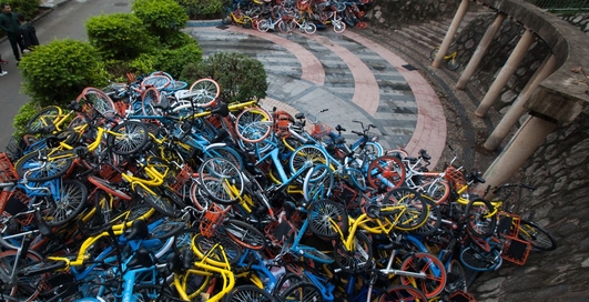 Велосипедные свалки, разбросанные по улицам Китая