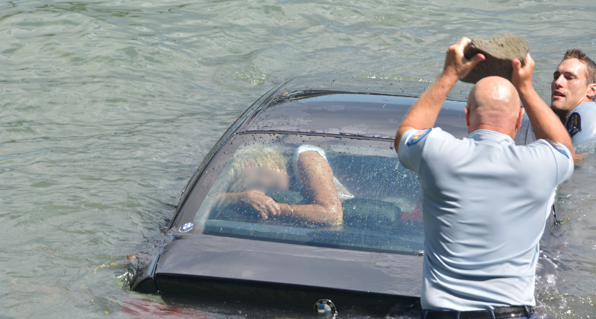 Реально ли выбраться из тонущей машины