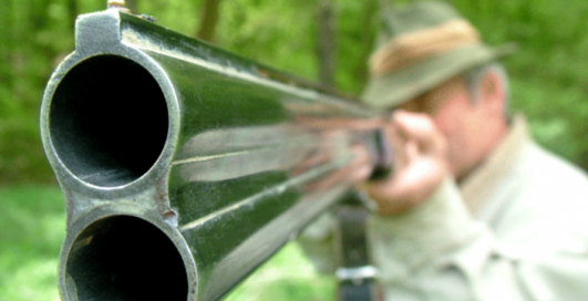 Можно ли выстрелом сбить шляпу с головы человека