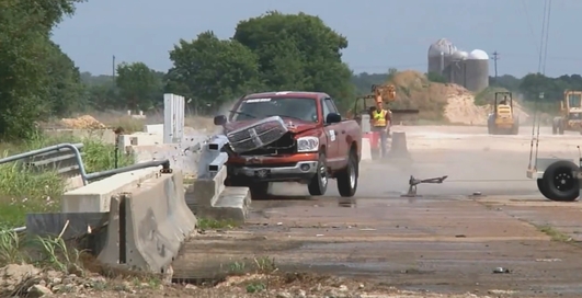 Удар на скорости 100 км/ч: жесткие испытания дорожных отбойников
