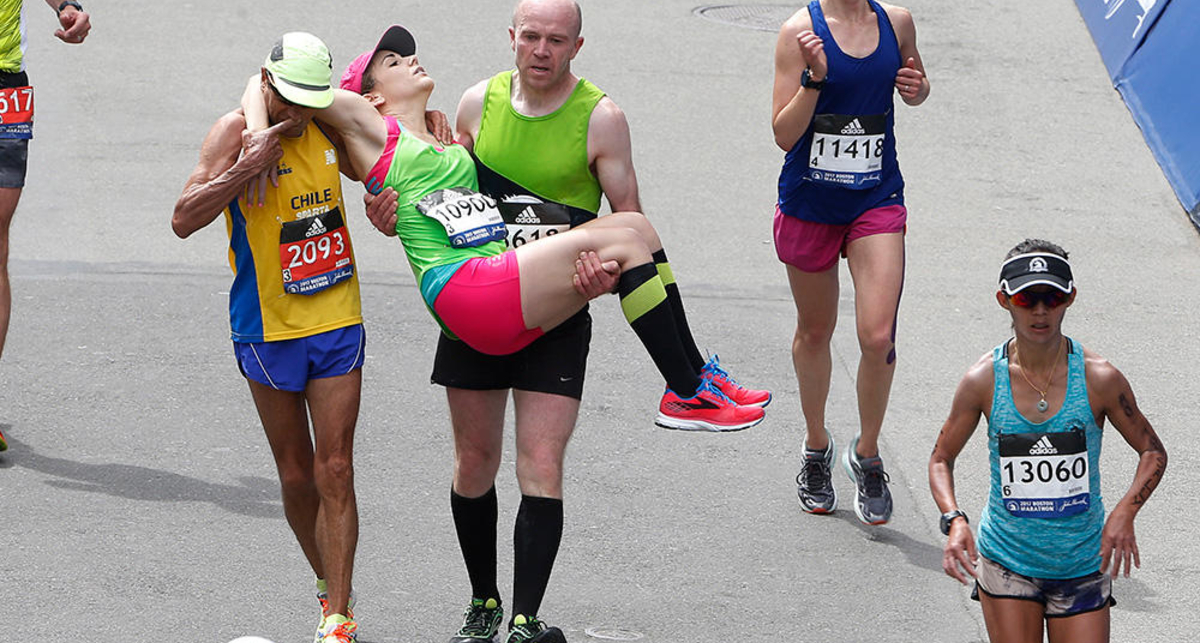 Бостонский марафон: 6 эпик-кадров с бегунами, помогающими друг другу