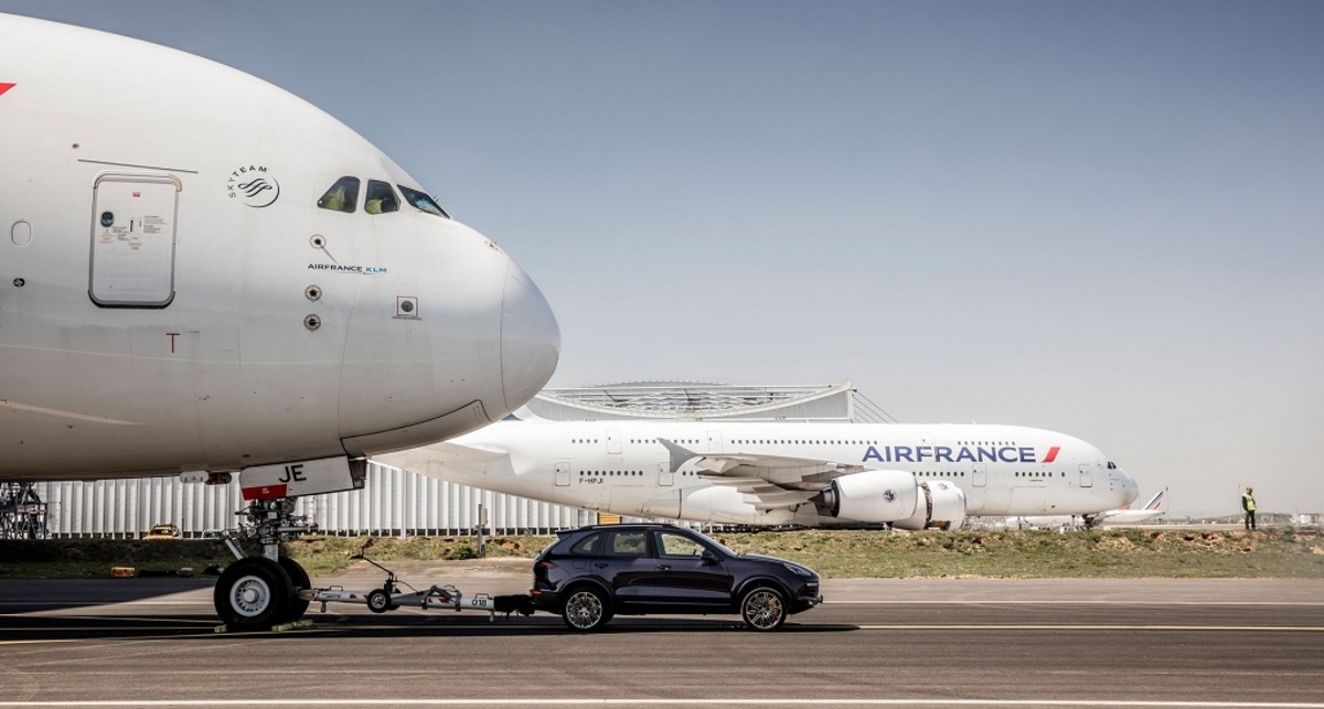 Рекорд Гиннесса: Porsche Cayenne отбуксировал 280-тонный Airbus A380