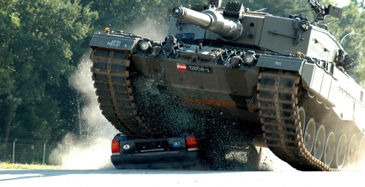 Тачка всмятку: танк Leopard 2 против автомобиля