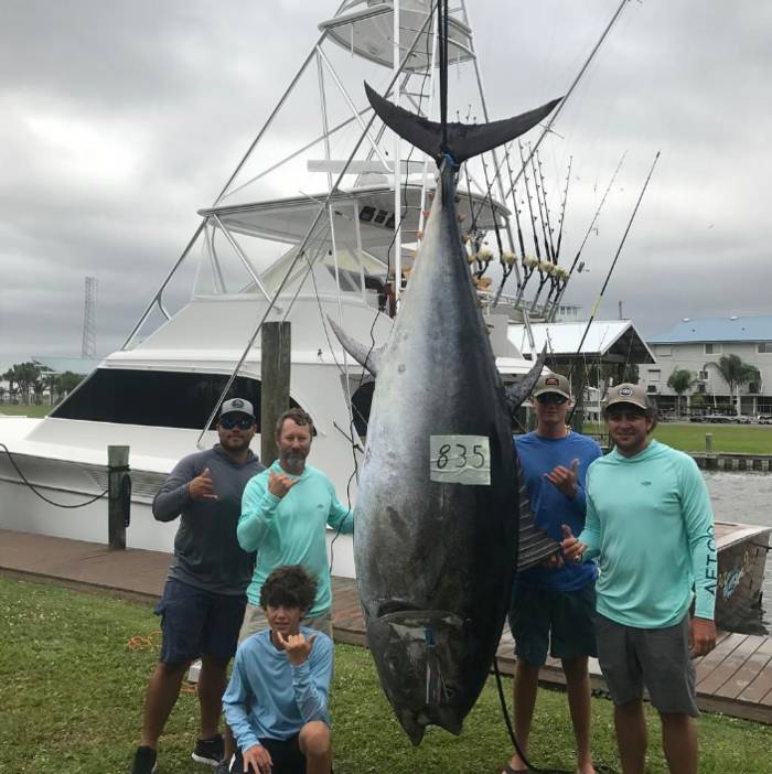 14-летний мальчик поймал тунца весом 378 кило