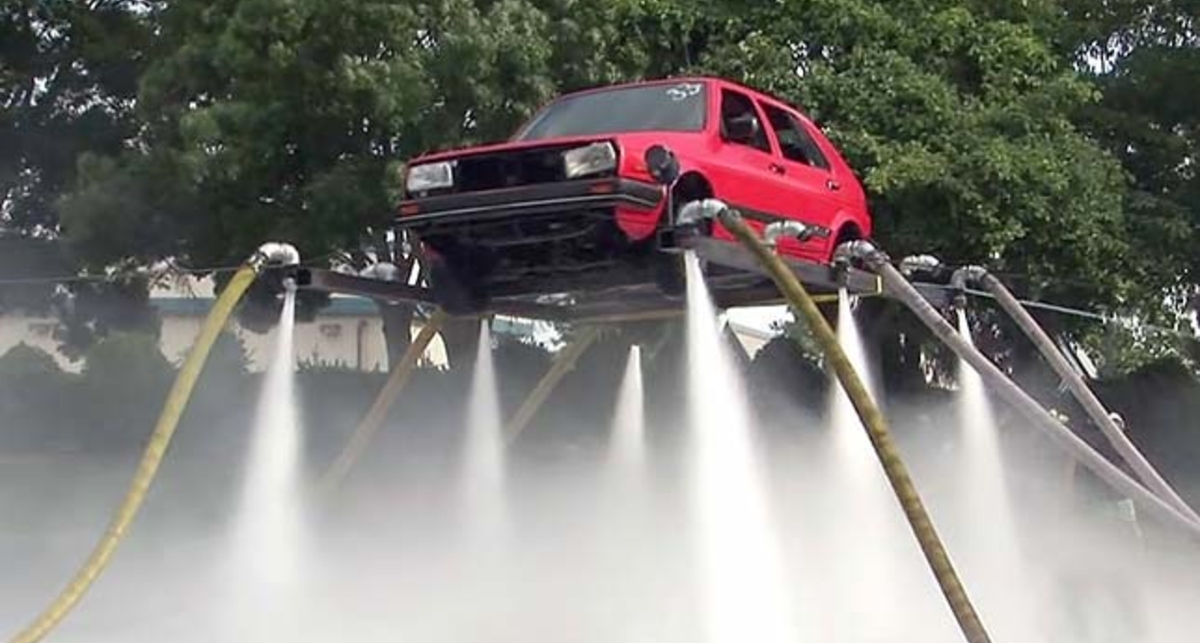 Автомобиль может взлететь с помощью водяных шлангов