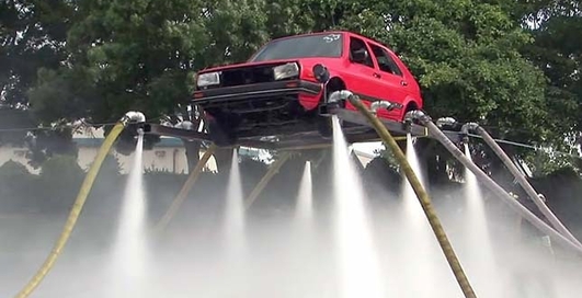 Автомобиль может взлететь с помощью водяных шлангов