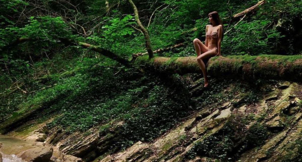 Красавица и бревно: эротические фото Марии Лиман на фоне леса