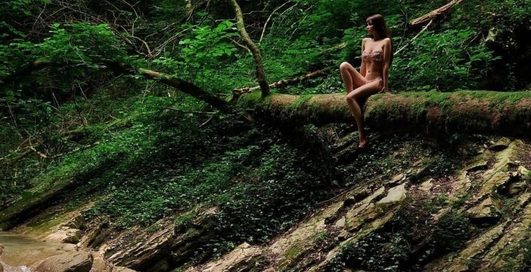 Красавица и бревно: эротические фото Марии Лиман на фоне леса