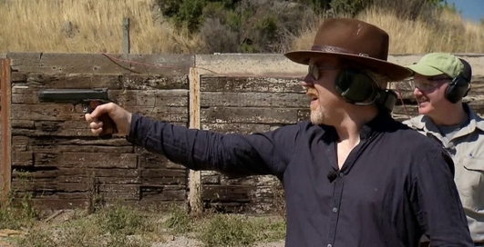 Можно ли выстрелом отбросить лежащий на земле пистолет?