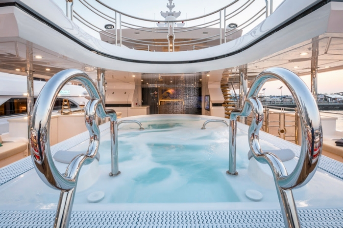 Majesty 155 Sehamia: плавучий дворец с драгоценными камнями Majesty 155 Sehamia: плавучий дворец с драгоценными камнями