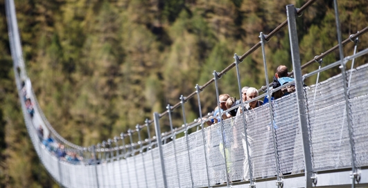 Марш-бросок на 494 метра: самый длинный пешеходный мост в мире