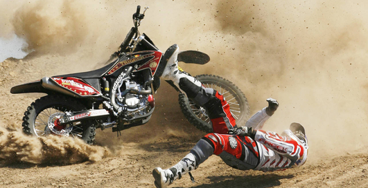 Кувыркнется ли байк, если ему в спицы бросить палку