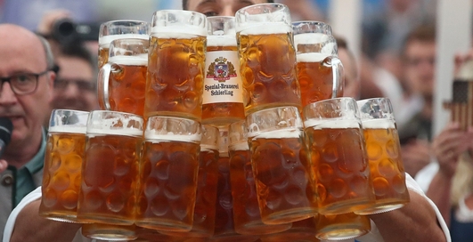 Пивной рекорд: немец за раз пронес 29 кружек пива