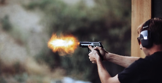 Может ли пуля сильно отбросить человека назад