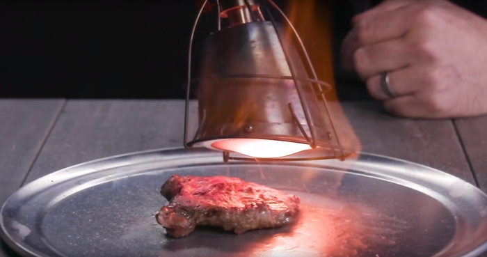 Огнем и паяльной лампой: дерзкий способ приготовить стейк