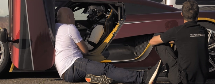 Chiron порвали: Koenigsegg Agera RS поставил новый рекорд скорости Chiron порвали: Koenigsegg Agera RS поставил новый рекорд скорости