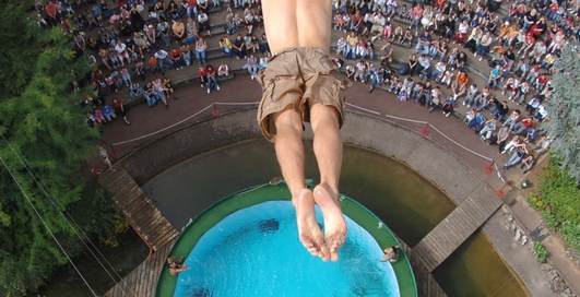 Можно ли уцелеть, если прыгнуть в мелкий бассейн с высоты 10 метров