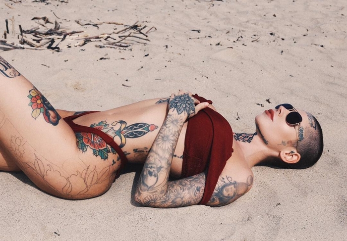 Красотка дня: британская тату-модель Эллис Купер