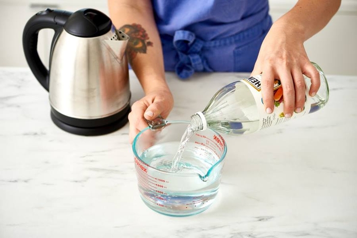 Как очистить чайник с помощью столового уксуса