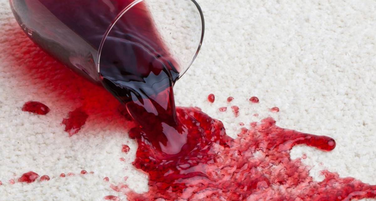 Как легко удалить пятно от красного вина
