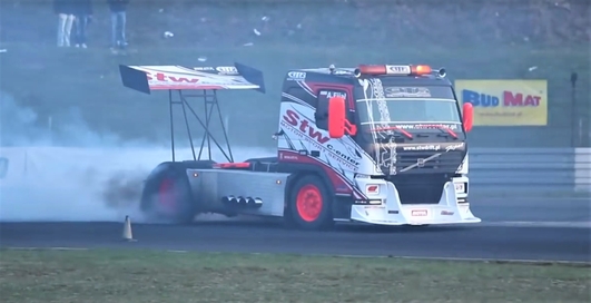 Рваные шины и куча дыма: как выглядит дрифт на грузовике