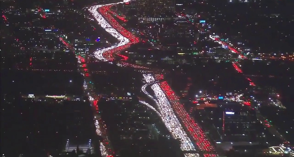Киевлянам и не снилось: видео страшной пробки в Лос-Анджелесе