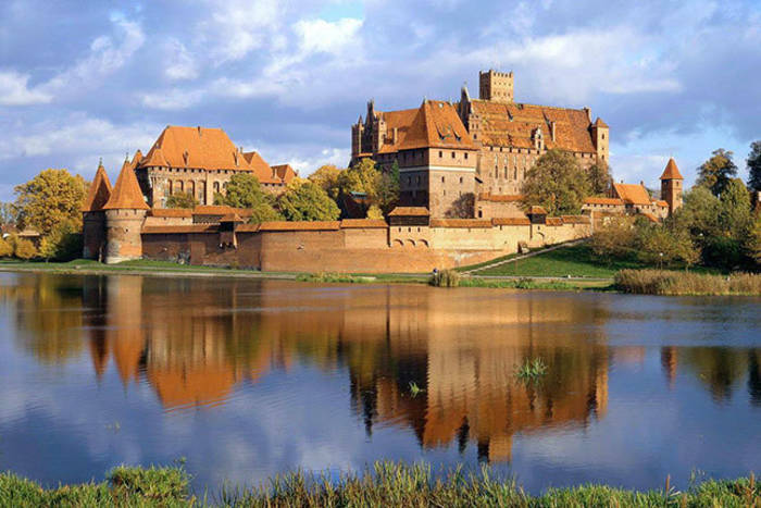 Куда поехать на майские: 10 самых красивых замков планеты