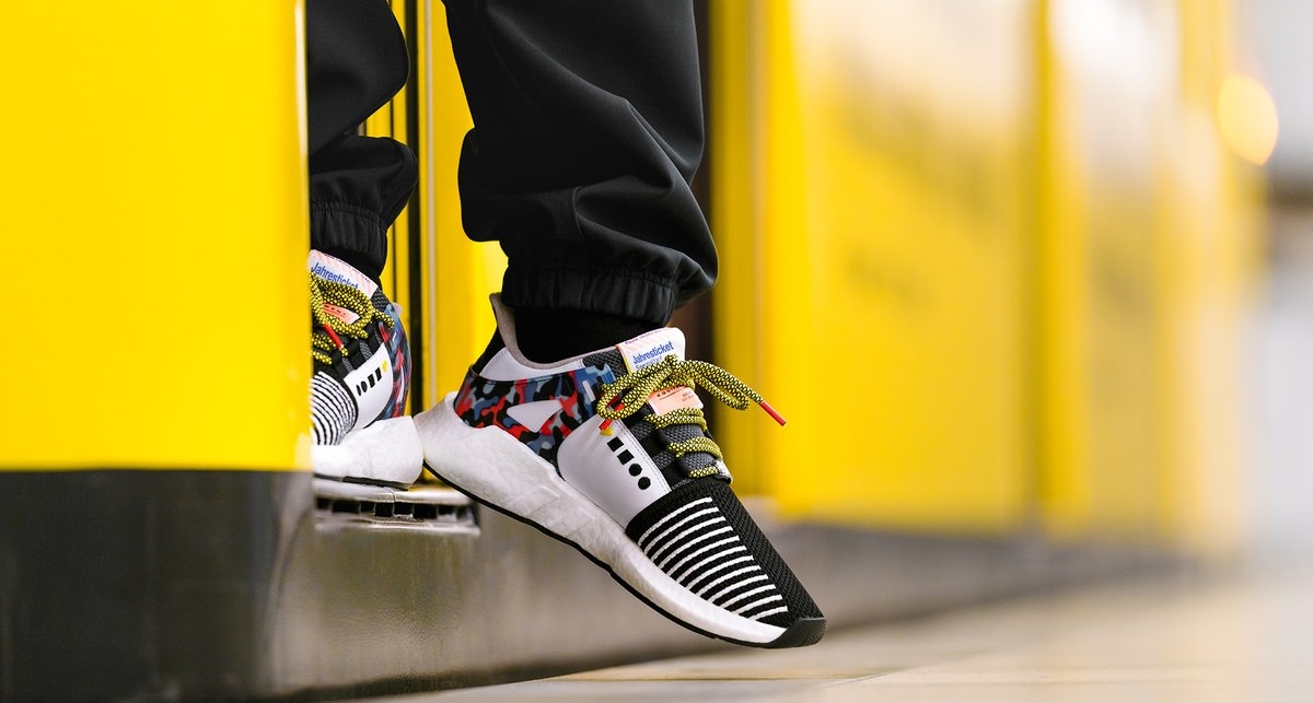 С ноги его: adidas презентовали кроссовки со встроенным проездным