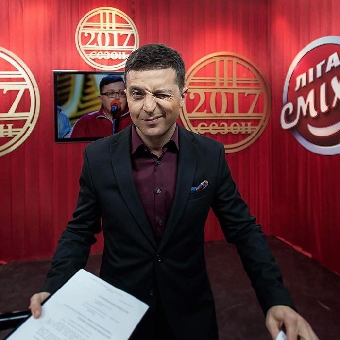 Владимиру Зеленскому — 40 лет: самые стильные наряды комика