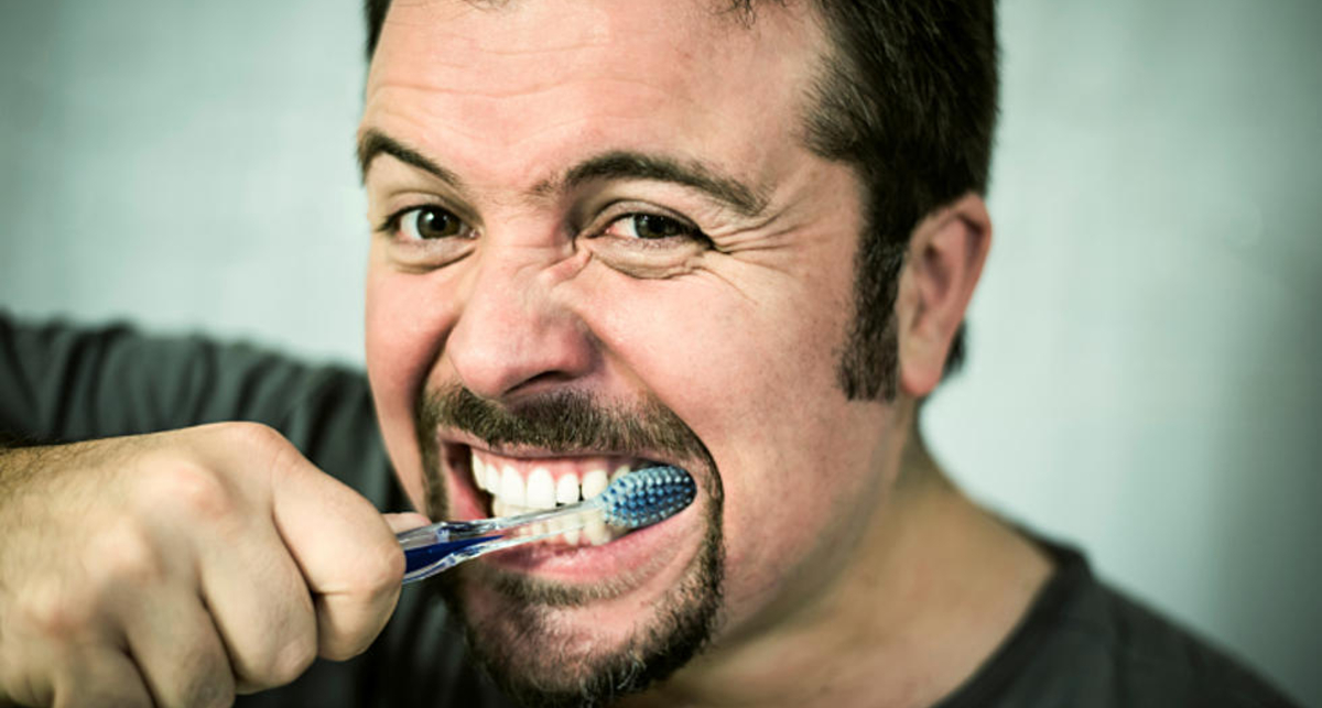 Лайфхак: как сделать из обычной зубной щетки электрическую