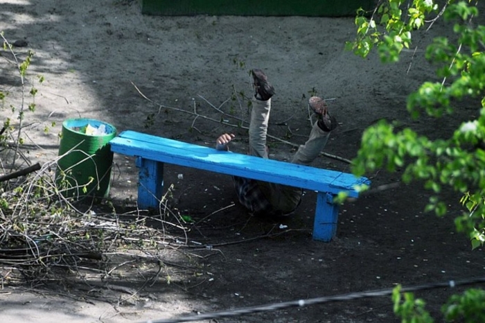 Пьянство и менты: фото киевской скамейки, которую снимали 10 лет