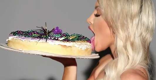 Торт с вишенкой: Линдси Пелас поедает сладкое без лифчика