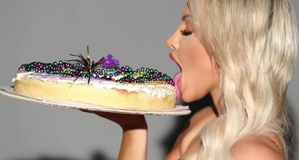Торт с вишенкой: Линдси Пелас поедает сладкое без лифчика