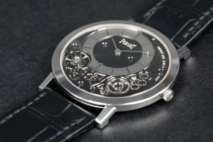 Товщина — 2 мм: як виглядає найтонший годинник у світі