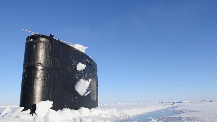 Вот это прокол: 7000-тонная субмарина крошит полярный лед