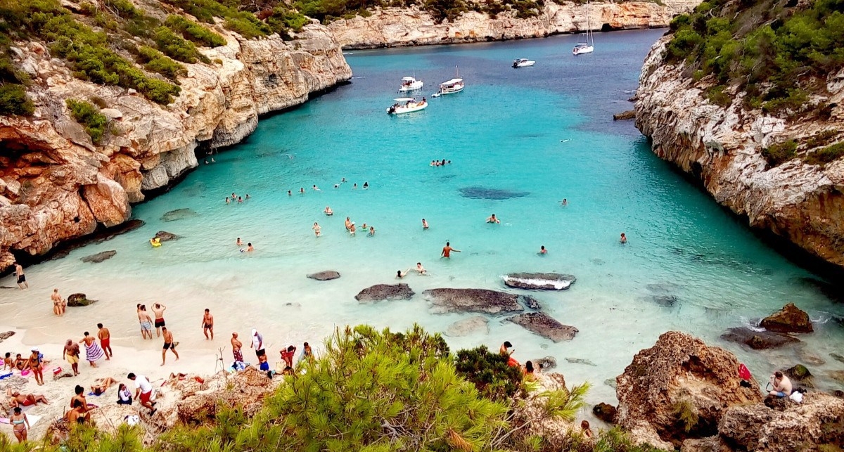 Для лежебок та фанатів моря: 5 найкращих пляжів Іспанії