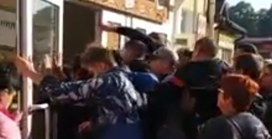 Никогда так не делай: мужчины штурмом взяли магазин одежды