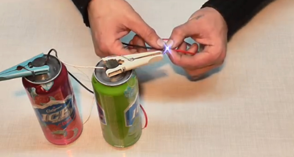 Мужской лайфхак: как сделать батарейку из пустых жестянок
