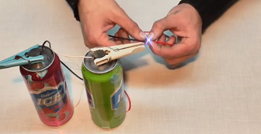 Мужской лайфхак: как сделать батарейку из пустых жестянок