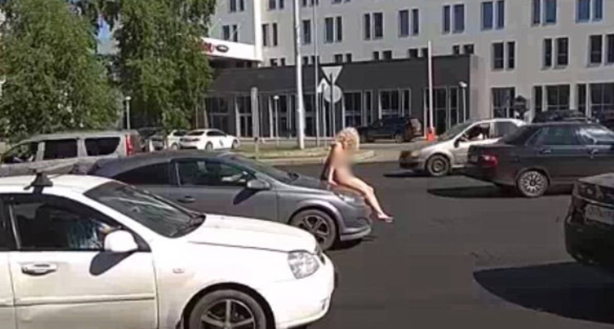 Голая россиянка устроила стриптиз на капоте машины