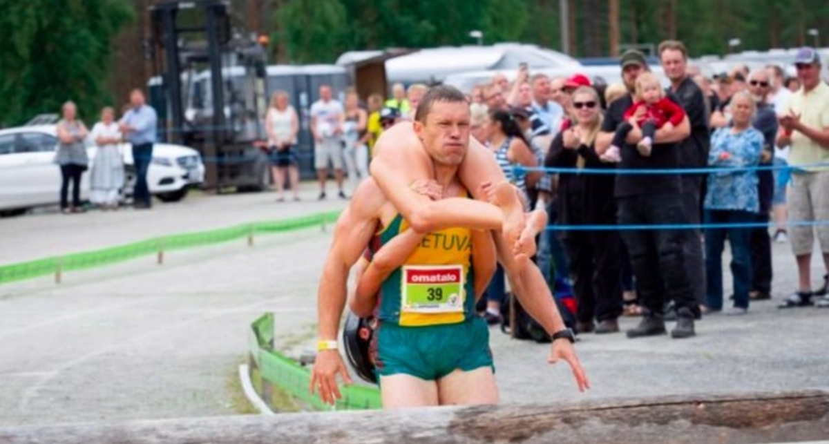 Села на шею: в Финляндии прошел чемпионат по переноске жен