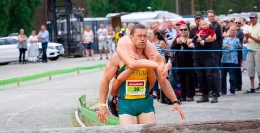 Села на шею: в Финляндии прошел чемпионат по переноске жен