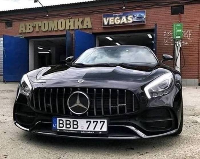 В Украине засветился безумно дорогой Mercedes. Он на литовских номерах