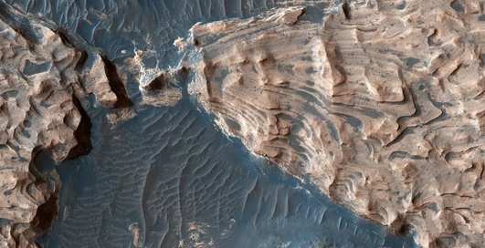 Под поверхностью Марса нашли озеро с водой