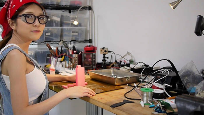 Девушка-технарь изобрела корсет, который подсвечивает силиконовую грудь