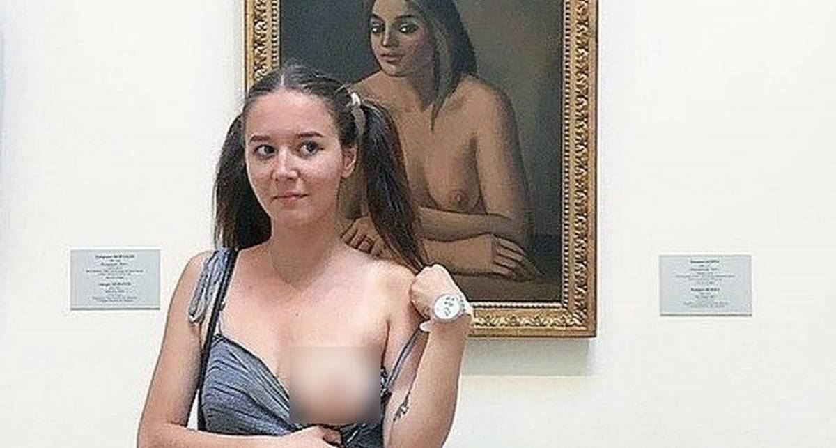 Ради лайков в соцсети: в России студентка оголила грудь в Эрмитаже