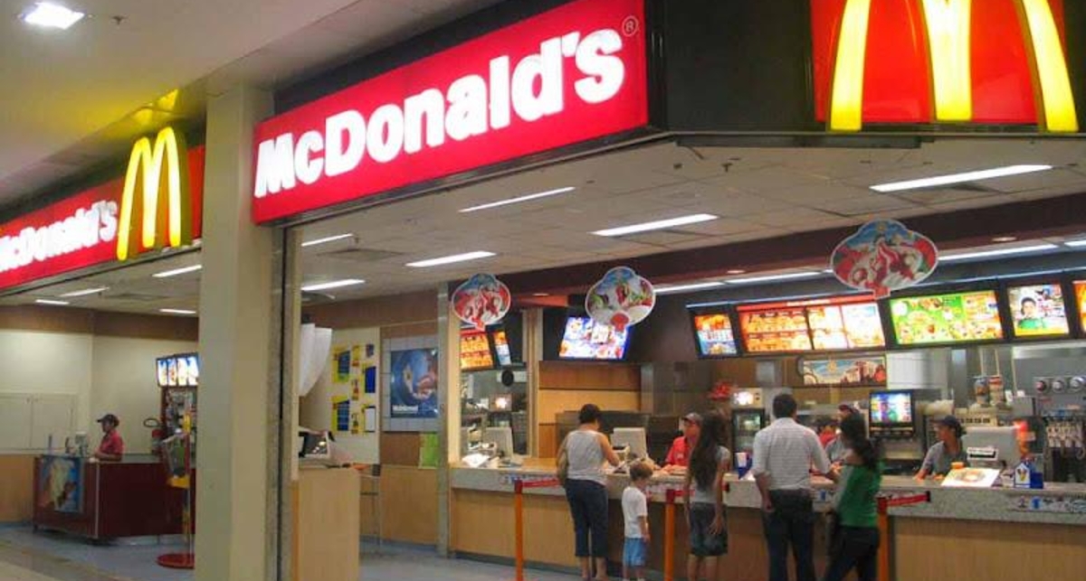 Парочку уличили в занятии сексом на кассе McDonald's